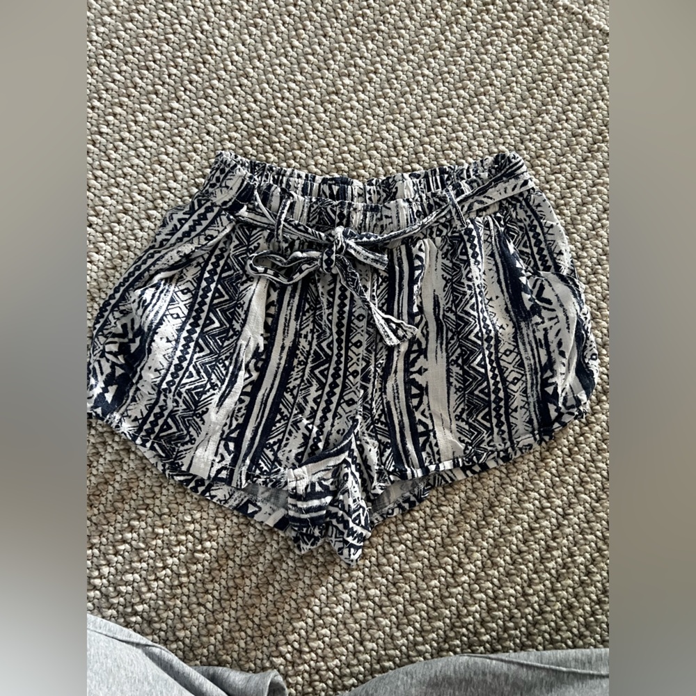 Cali1850 Blue and White Patterned Shorts